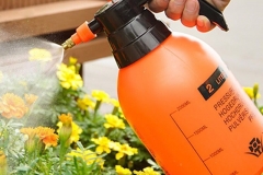Bình xịt nước tưới cây không thể bơm đầy hơi phải làm sao?