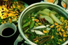 Nhớ hoài đặc sản miền Tây lẩu cá linh bông điên điển 