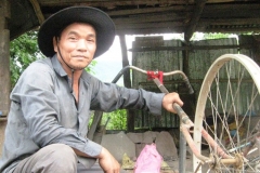 Lão nông xứ Quảng sáng chế máy cày từ xe đạp cũ