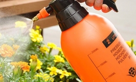 Bình xịt nước tưới cây không thể bơm đầy hơi phải làm sao?