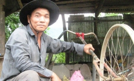 Lão nông xứ Quảng sáng chế máy cày từ xe đạp cũ