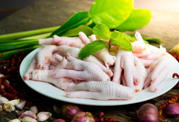 Vị khách hàng người Bồ Đào Nha cần tìm nhà cung cấp sản phẩm chân gà cho đơn hàng xuất khẩu sang thị trường Trung Quốc