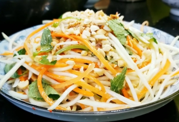 Mách bạn 3 cách làm gỏi xoài chay giòn ngon, đổi món cho bữa cơm nhà 