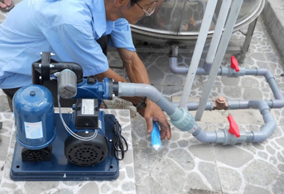 Máy bơm chạy mà không lên nước phải làm sao?