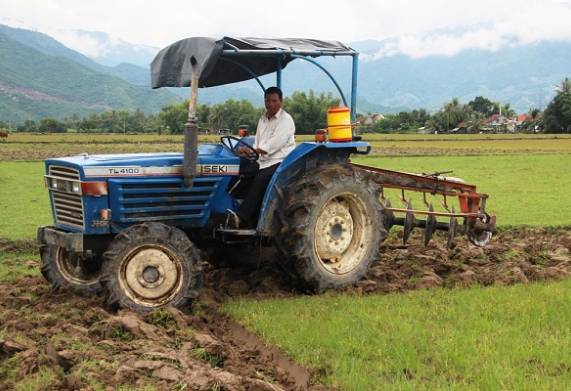 Máy cày bị đổ hơi: Nguyên nhân, dấu hiệu và cách khắc phục
