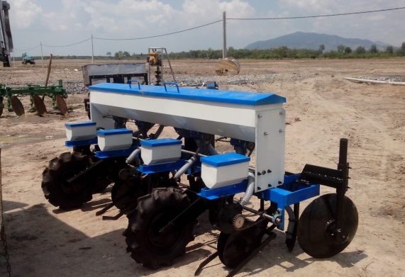 Giá máy gieo hạt đậu phộng - Cấu tạo và các ưu điểm của máy gieo hạt đậu phộng