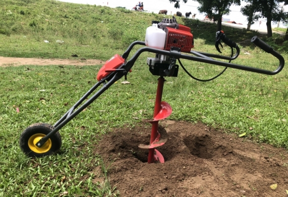 Máy khoan đất cầm tay là gì? Nguyên lý hoạt động của các loại máy khoan đất cầm tay