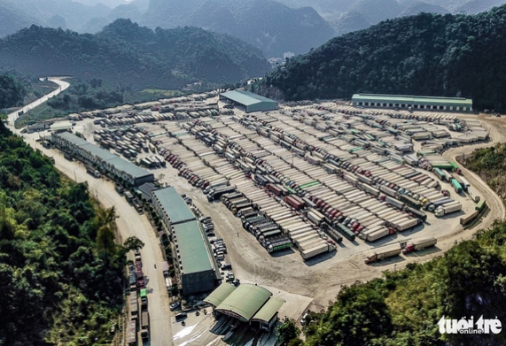 Hơn 1.300 container hoa quả lại nằm chờ ở biên giới, chưa thể xuất sang Trung Quốc